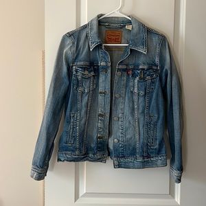 Levi’s medium wash trucker jacket